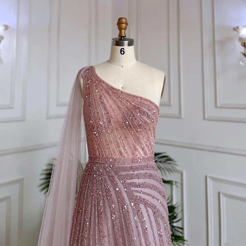 SERENE HILL Customized Yellow One-Shoulder Cape Sleeve Evening Dress Gown 2025 - 图片 2