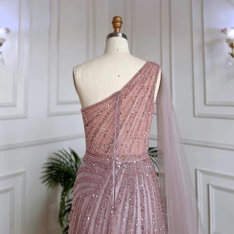 SERENE HILL Customized Yellow One-Shoulder Cape Sleeve Evening Dress Gown 2025 - 图片 3