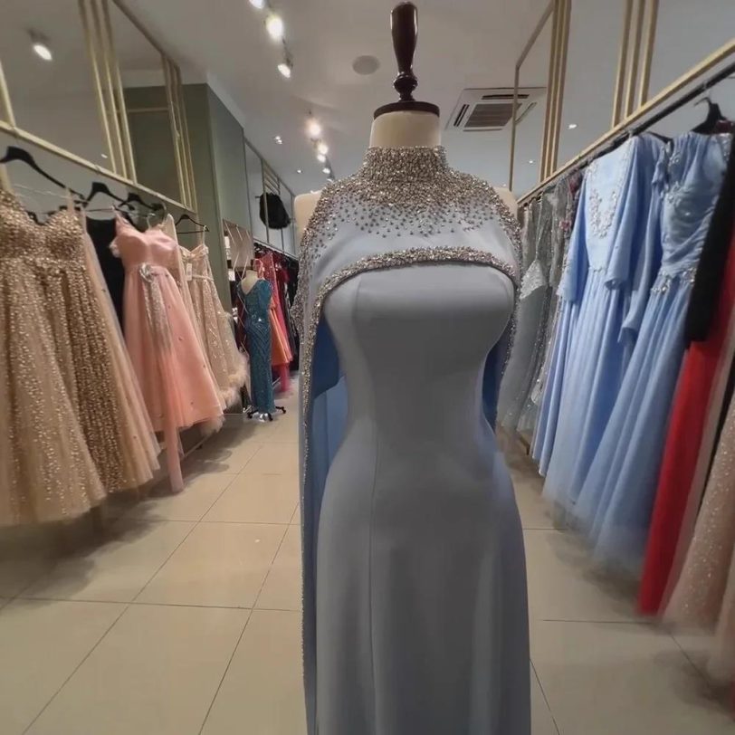 Elegant Blue High Neck Evening Dress with Beaded Crystals and Long Cape Serene - 图片 4