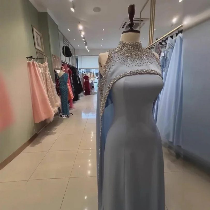 Elegant Blue High Neck Evening Dress with Beaded Crystals and Long Cape Serene - 图片 2